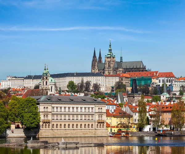 Beskåda av CHARLESEN överbryggar över floden vltava och gradchany, Prag — Stockfoto