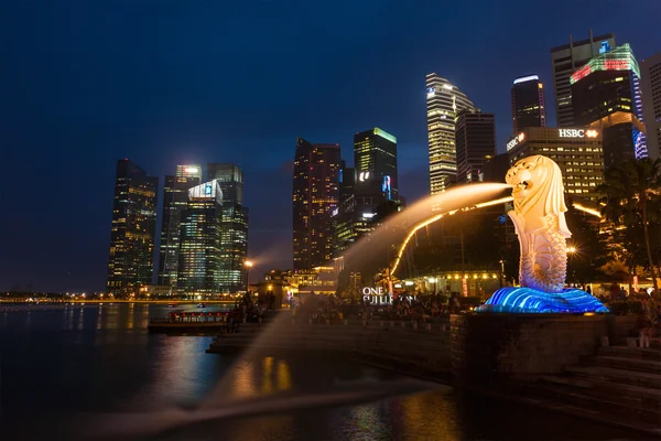 Wgląd nocy merlion Singapuru w marina bay z Singapuru — Zdjęcie stockowe