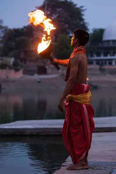 Brahmin performing Aarti pooja ceremony on bank of river Kshipra — Stock Photo, Image