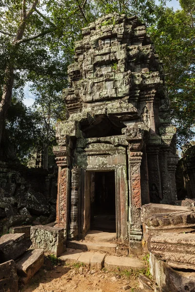 Ruínas antigas e raízes de árvores, templo de Ta Prohm, Angkor, Camboja — Fotografia de Stock