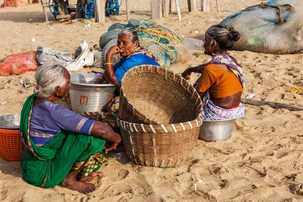 Lokala indiska kvinnor på stranden marina — Stockfoto