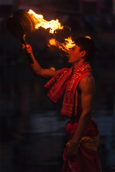 Brahmin performing Aarti pooja ceremony on bank of river Kshipra — Stock Photo, Image