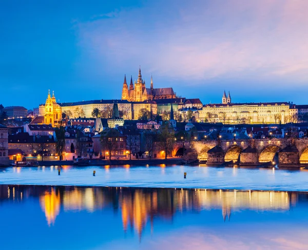 Vista da Ponte Carlos e do Castelo de Praga no crepúsculo — Fotografia de Stock