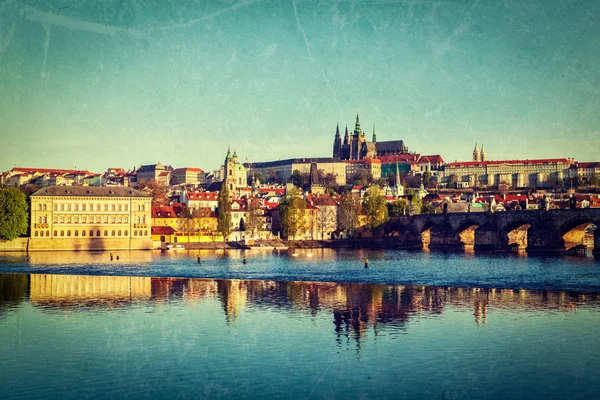 Utsikt över Mala Strana och Prags slott över floden Vltava — Stockfoto