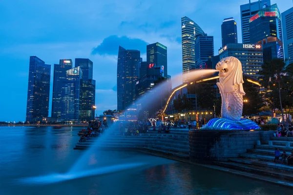 Marina defne karşı Singapur Singapur Merlion gece görünümü — Stok fotoğraf