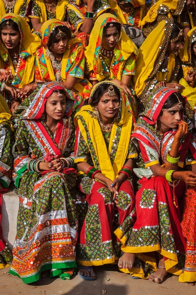 Niet-geïdentificeerde rajasthani meisjes dans perfomance voorbereiden Stockafbeelding
