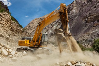 Himalayalar 'da yol yapımı