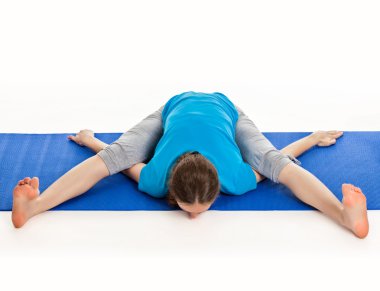 Yoga, meditasyon - yoga asana excerise yaparken genç güzel kadın