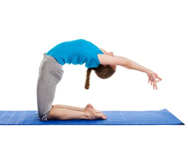 Yoga, meditasyon - yoga asana excerise yaparken genç güzel kadın