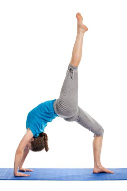 Yoga, meditasyon - yoga asana excerise yaparken genç güzel kadın