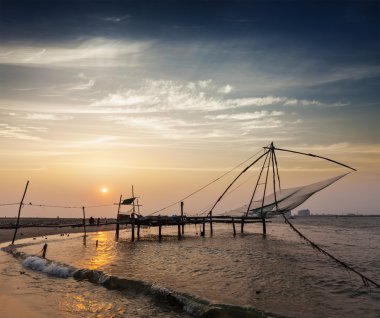 günbatımı üzerinde Çince file çorap. Kochi, kerala, Hindistan