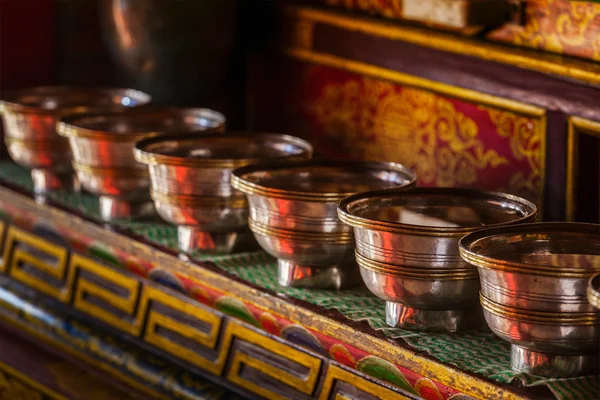 Offerte (Ciotole per l'acqua tibetana) a Lamayuru gompa — Foto Stock