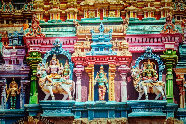 Sculpturen op hindoe tempel toren — Stockfoto
