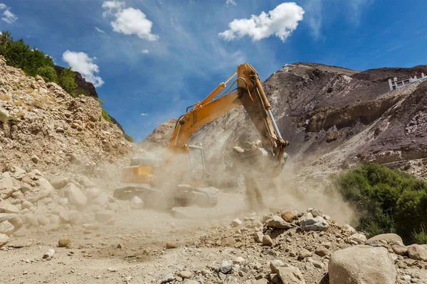 喜马拉雅山道路建设 — 图库照片