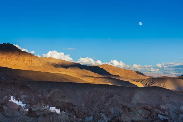 Monasterio de Basgo y puesta de sol de la salida de la luna en Himalaya. Ladakh, India — Foto de Stock