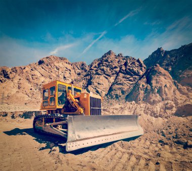 Himalayalar 'da yol yapımı