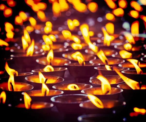 Brännande ljus i buddisttemplet — Stockfoto