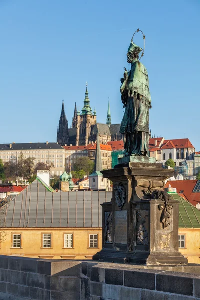 Estátua de João de Nepomuk em Praga — Fotografia de Stock