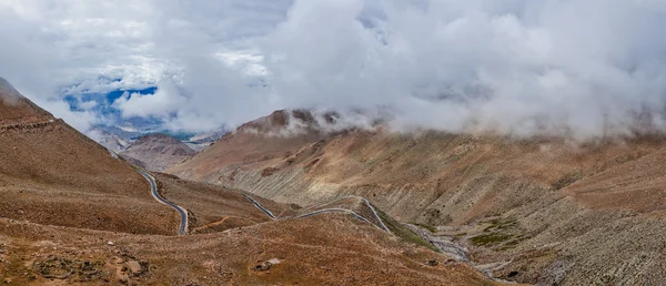 Himalayan landskap med väg, Indien — Stockfoto