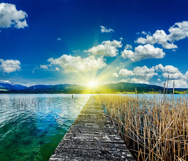 Pier in lake in platteland — Stockfoto