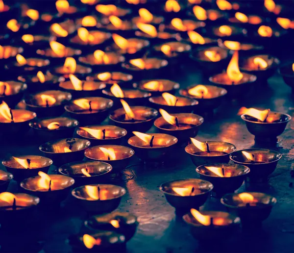 Burning candles in Buddhist temple — Stock Photo, Image