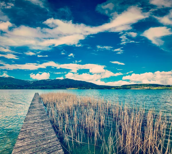 Cais no lago no campo — Fotografia de Stock