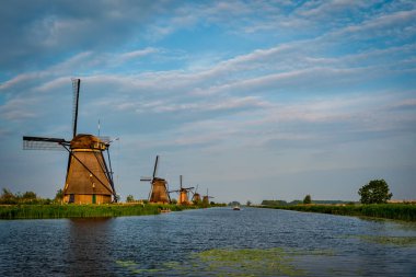 Hollanda 'daki Kinderdijk' te yel değirmenleri. Hollanda