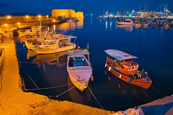 Venetianska fortet i Heraklion och förtöjda fiskebåtar, Kreta, Grekland — Stockfoto