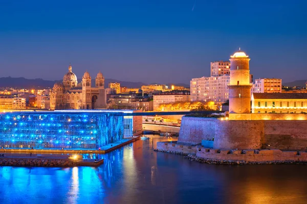 Marseille Old Port en Fort Saint-Jean in de nacht. Frankrijk — Stockfoto