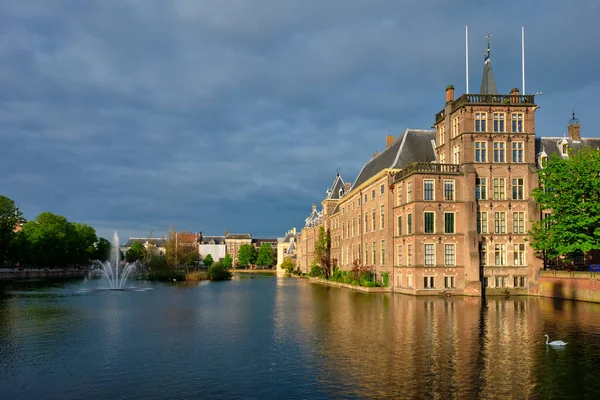 Hofvijver-tó és Binnenhof, Hága — Stock Fotó