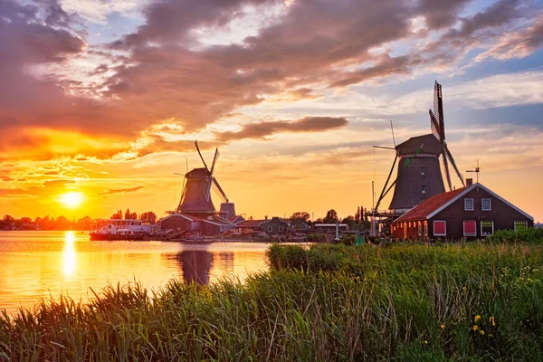 Ανεμόμυλοι στο Zaanse Schans στην Ολλανδία το ηλιοβασίλεμα. Ζάανταμ, Κάτω. — Φωτογραφία Αρχείου