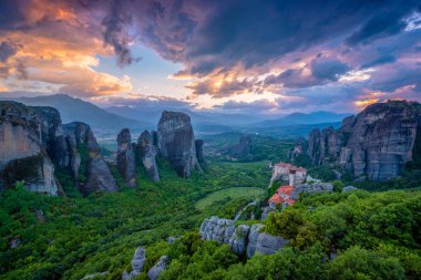 Günbatımı gökyüzü ve Meteora Manastırı