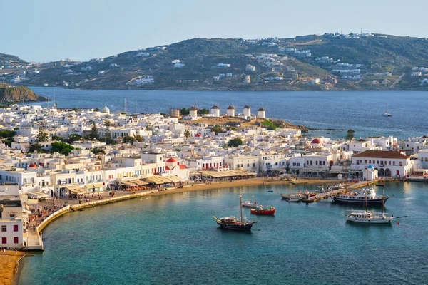 Mykonos ö hamn med båtar, Cykladerna öar, Grekland — Stockfoto