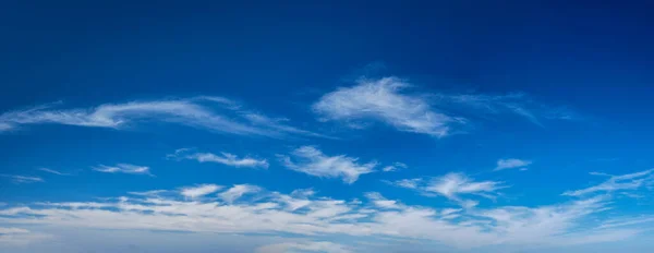 Cielo azul claro con nubes — Foto de Stock