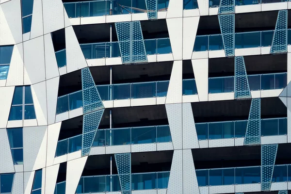 Nowoczesna fasada budynku mieszkalnego z oknami i balkonami. Rotterdam — Zdjęcie stockowe