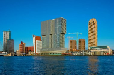 Rotterdam gökdelenleri Nieuwe Maas nehrinin ufuk çizgisi manzarası. Rotterdam