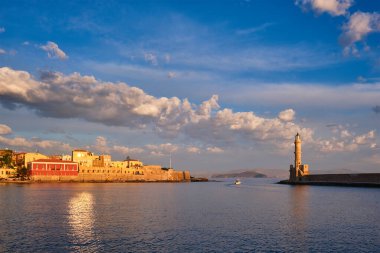Girit Adası, Chania 'nın pitoresk eski limanında tekne. Yunanistan