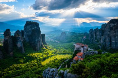 Meteora manastırlarının üzerinde gün batımı