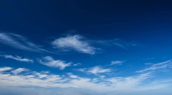 Modrá jasná obloha s mraky — Stock fotografie