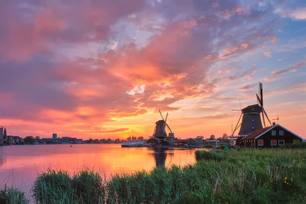 Вітряні млини в Заансе Шанс в Голландії на заході сонця. Zaandam, Nether — стокове фото