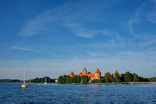 Zamek na wyspie Trakai, Jezioro Galve, Litwa — Zdjęcie stockowe