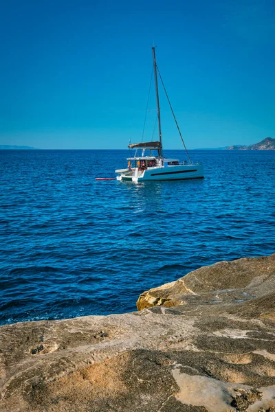 Jacht na plaży Sarakiniko na Morzu Egejskim, wyspa Milos, Grecja — Zdjęcie stockowe
