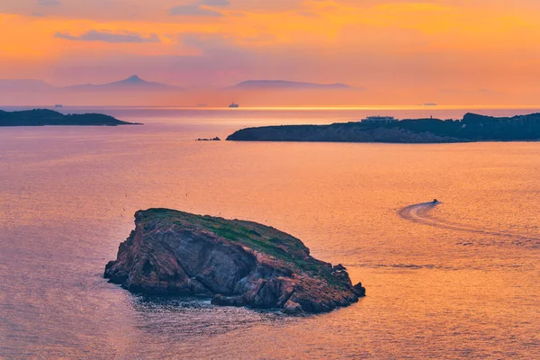Egejské moře s výhledem na ostrovy při západu slunce — Stock fotografie