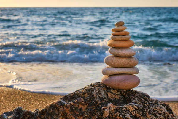 Concepto de equilibrio y armonía - pila de piedra en la playa —  Fotos de Stock