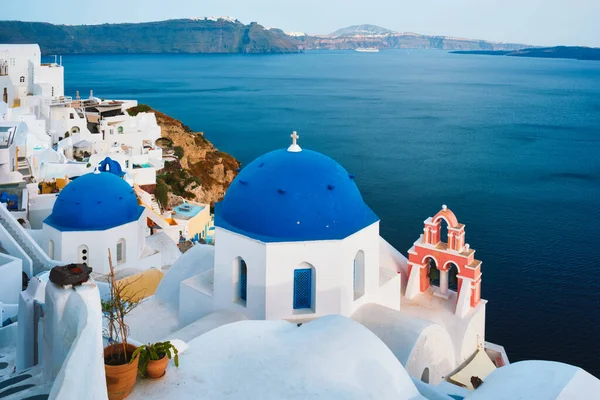 从圣托里尼欧亚村的观点看希腊东正教蓝色圆顶的著名观点 — 图库照片