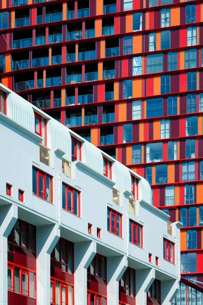 Moderne Wohnhausfassade mit Fenstern und Balkonen. Rotterdam — Stockfoto