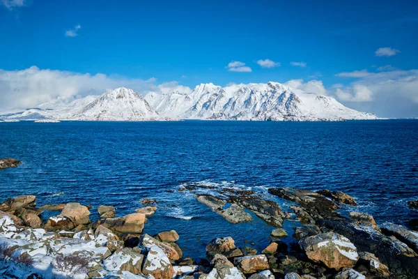 Ilhas Lofoten e mar norueguês no inverno, Noruega — Fotografia de Stock
