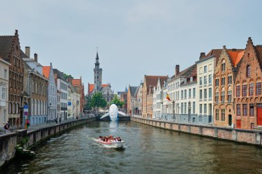 Kanaldaki turist botu. Brugge Bruges, Belçika