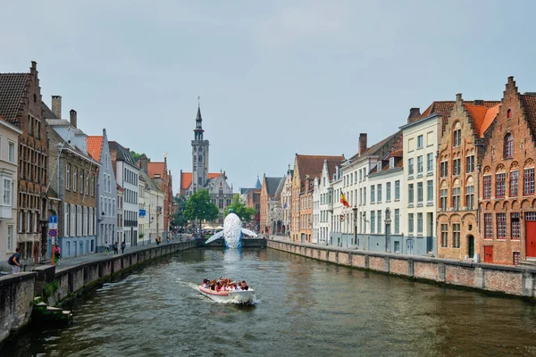 Turistická loď v kanálu. Brugge Bruges, Belgie — Stock fotografie