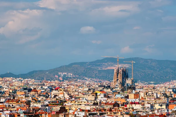 Vista aérea de la ciudad de Barcelona con la famosa basílica de la Sagrada Familia en construcción —  Fotos de Stock